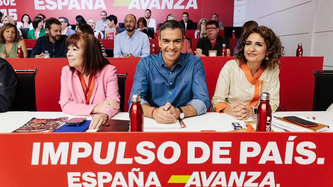La presidenta del PSOE, Cristina Narbona, el presidente del Gobierno y Secretario General del PSOE, Pedro S&aacute;nchez y la vicesecretaria general del PSOE, vicepresidenta primera del Gobierno y ministra de Hacienda, Mar&iacute;a Jes&uacute;s Montero.