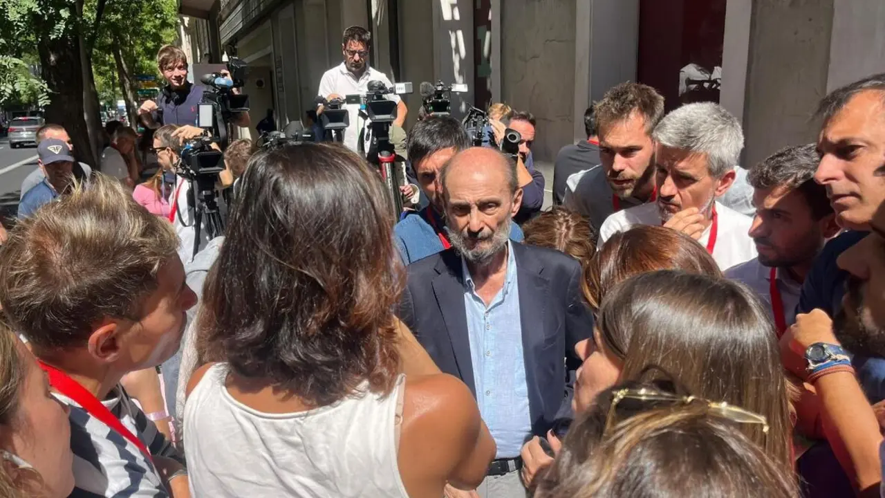 Javier Lamb&aacute;n atiende a los medios a la salida del Comit&eacute; Federal del PSOE 