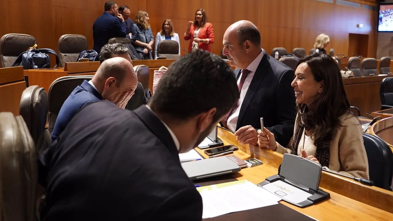 La presidenta de las Cortes de Arag&oacute;n, Marta Fern&aacute;ndez, conversa con sus compa&ntilde;eros del grupo parlamentario de VOX / Cortes de Arag&oacute;n