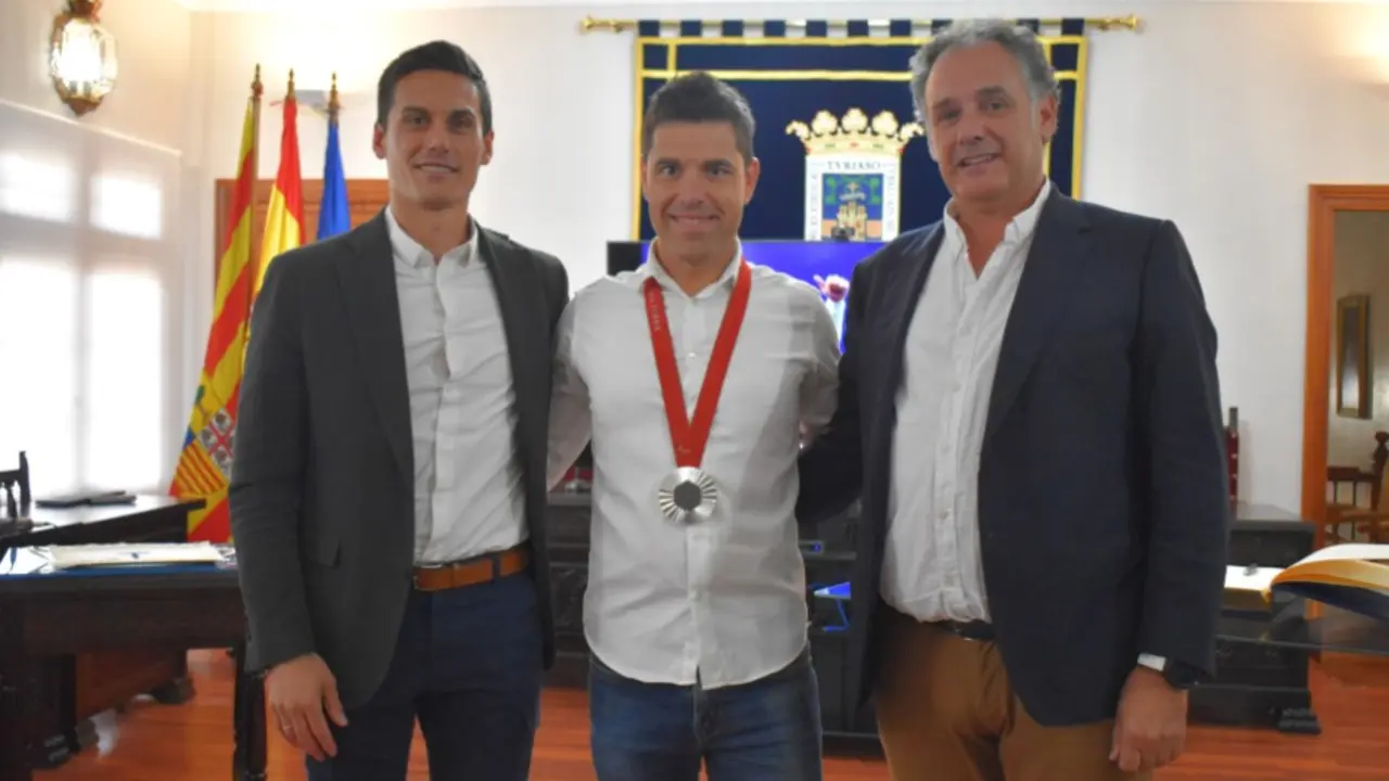 Eduardo Santas, en el centro; junto con Tono Jaray, alcalde de Tarazona (a la derecha) y Pablo Escribano, concejal delegado de Deportes (a la izquierda). / AYTO. TARAZONA
