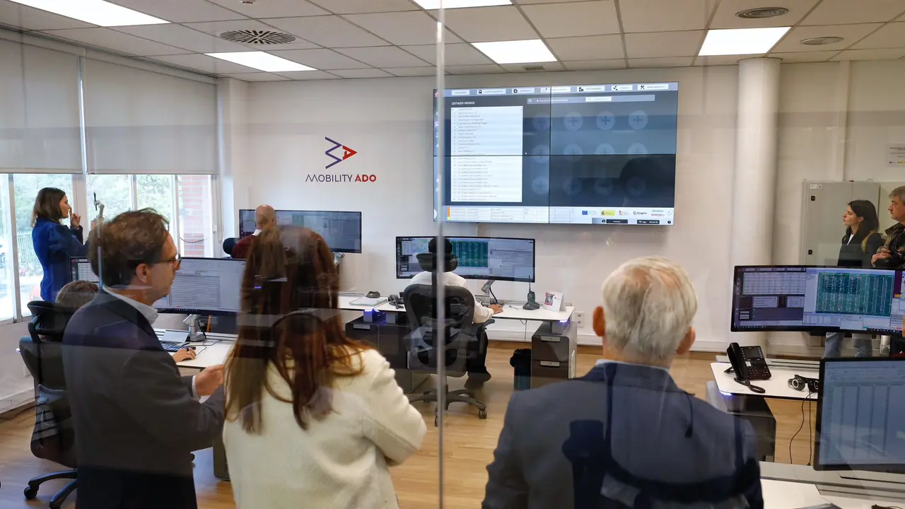 La consejera municipal de Medio Ambiente y Movilidad del Ayuntamiento de Zaragoza, Tatiana Gaudes, en el Puesto de Control Centralizado (PCC) de Avanza.