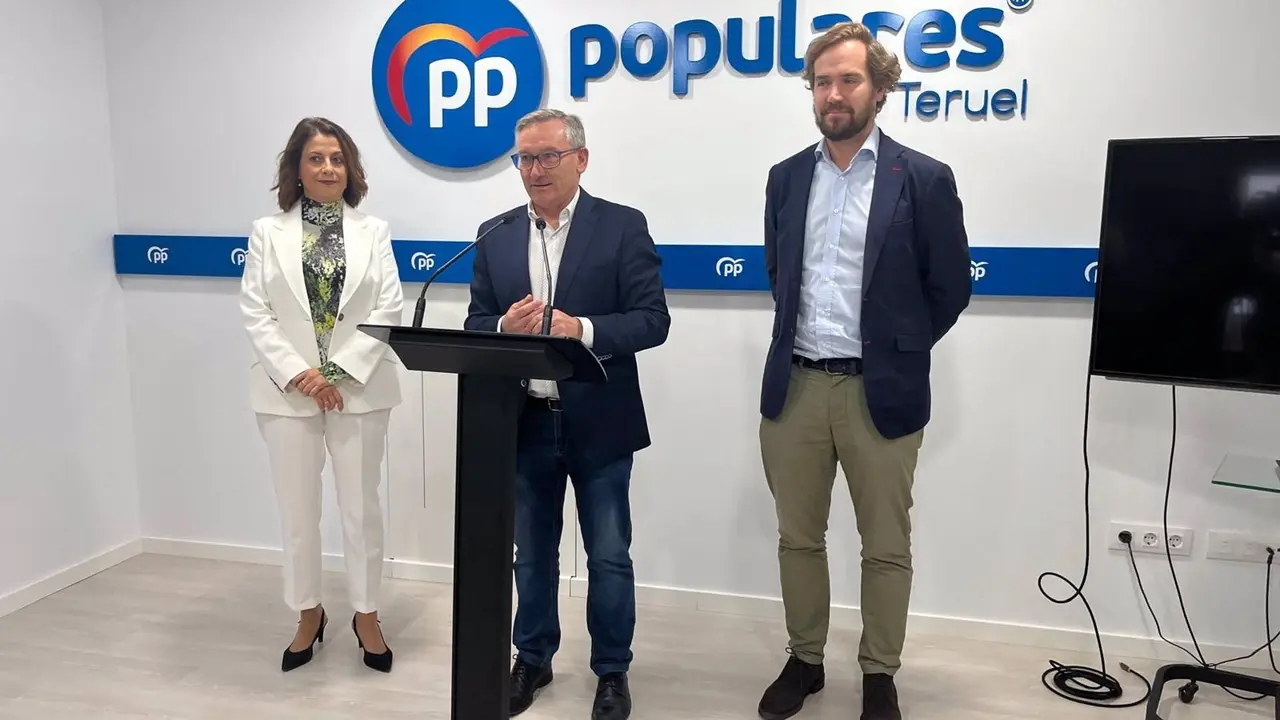 El eurodiputado del PP Manuel Gim&eacute;nez Larraz; el presidente provincial del PP Teruel, Joaqu&iacute;n Juste; y la alcaldesa de Teruel, Emma Buj. - PP.
