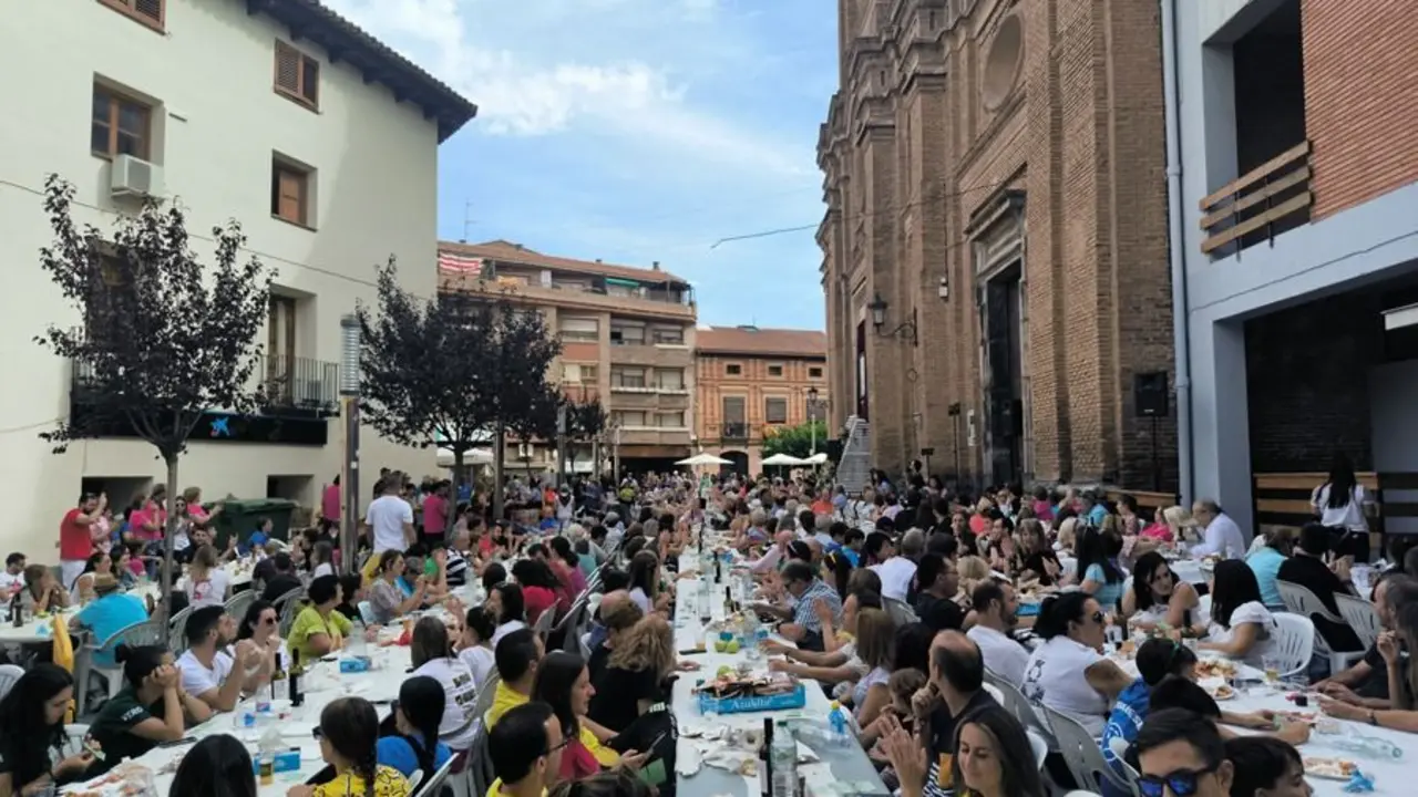 Comida popular de las fiestas 2023 en La Almunia. / Aritz G&oacute;mez