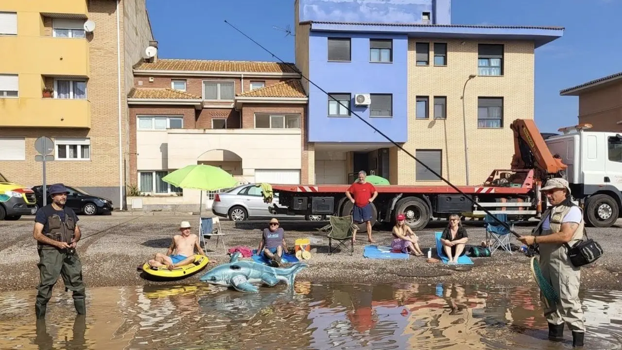 Los vecinos de La Almunia protestan por un bache persistente. / INSTAGRAM