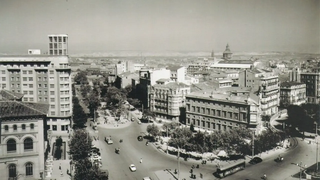 El paseo de Pamplona estuvo arbolado hasta los a&ntilde;os 60 / C&eacute;sar Gracia Jarque, GAZA