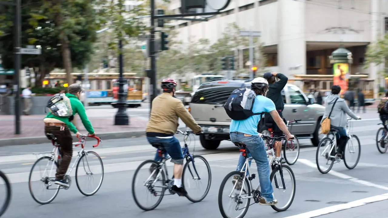 Personas en bicicleta.