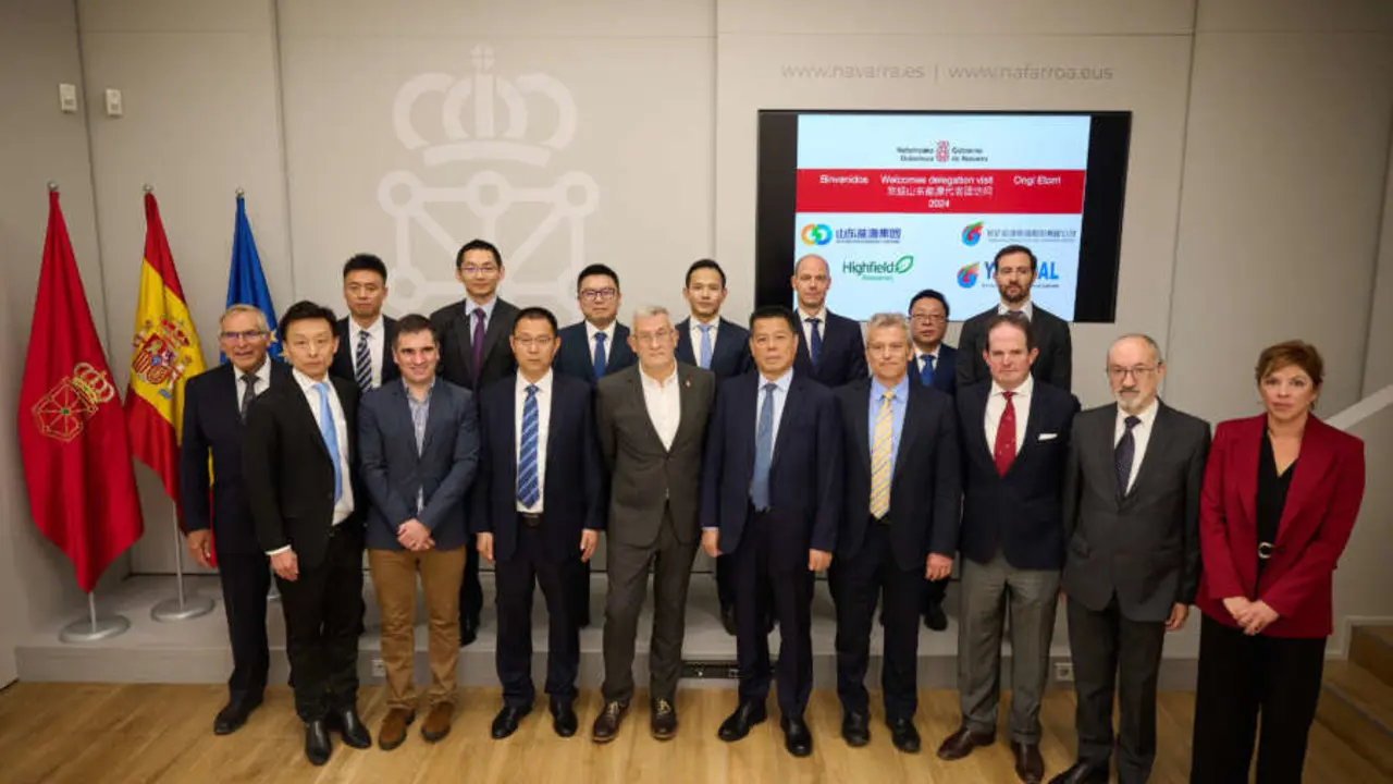 Empresarios chinos y representantes de Geoalcali y Highfield Resources, tras la firma del acuerdo