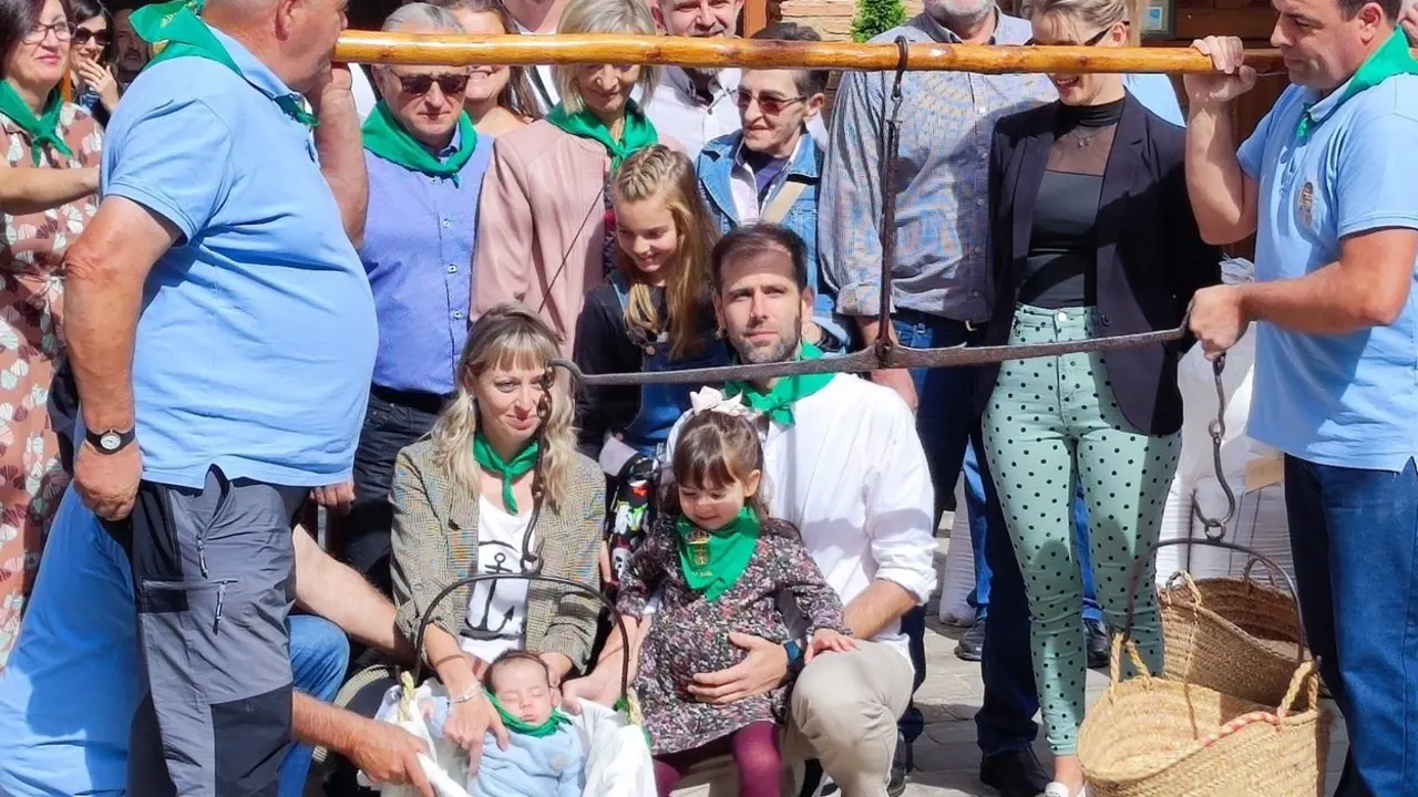 Pesaje de ni&ntilde;os en Litu&eacute;nigo, en una imagen de archivo. / E.P.