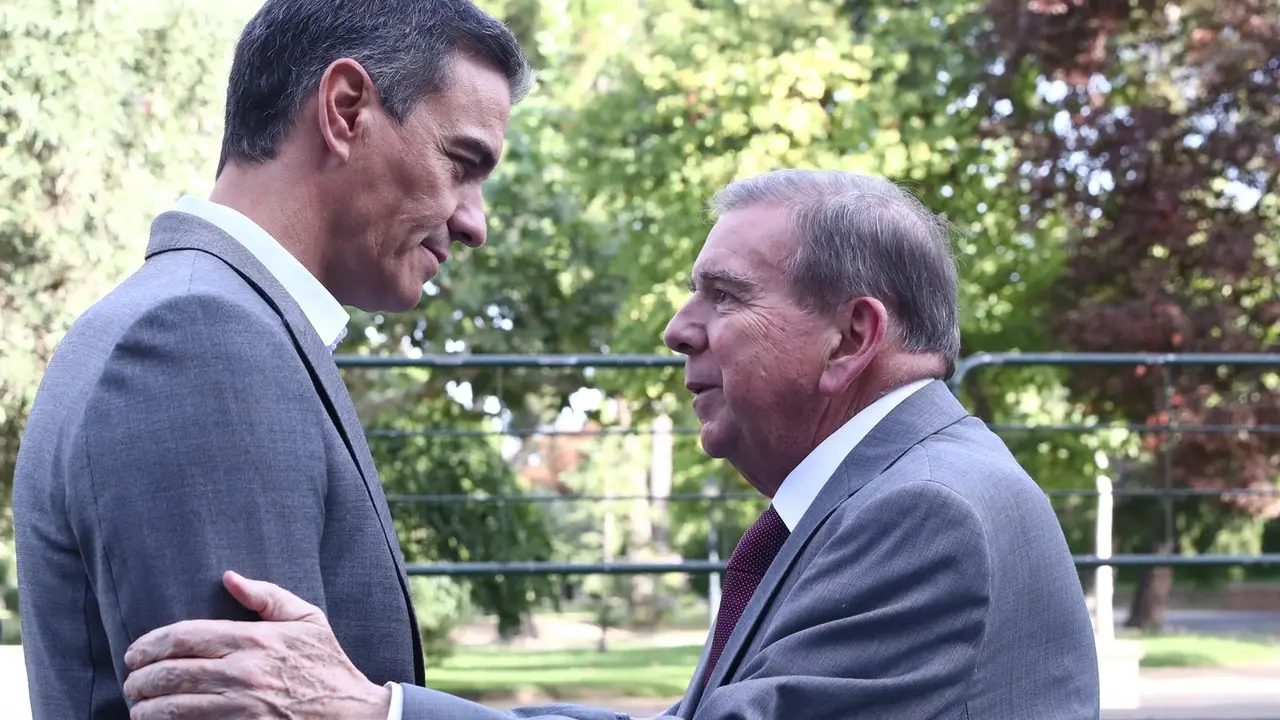 El presidente del Gobierno, Pedro S&aacute;nchez, recibe al candidato opositor venezolano Edmundo Gonz&aacute;lez, en el Palacio de la Moncloa. EP
