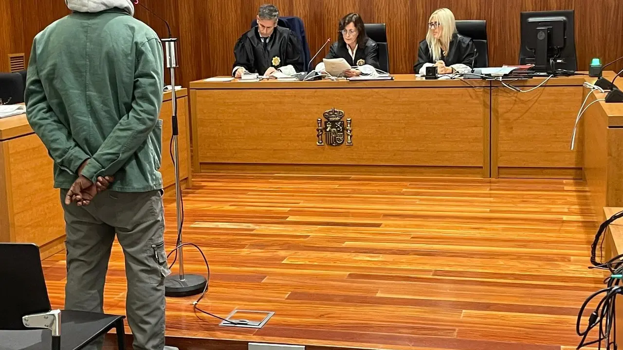 Momento en el que se lee en la sala de la Audiencia Provincial de Zaragoza la sentencia al acusado /H.A.
