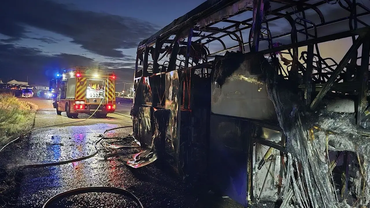 Autob&uacute;s incendiado a 300 metros de la factor&iacute;a de Stellantis en Figueruelas. - DPZ.