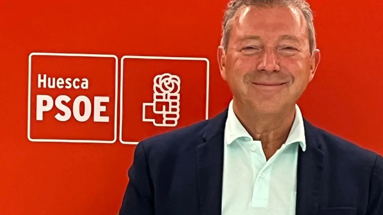 Jos&eacute; Mar&iacute;a Or&uacute;s en la sede del PSOE en Huesca (Arag&oacute;n)