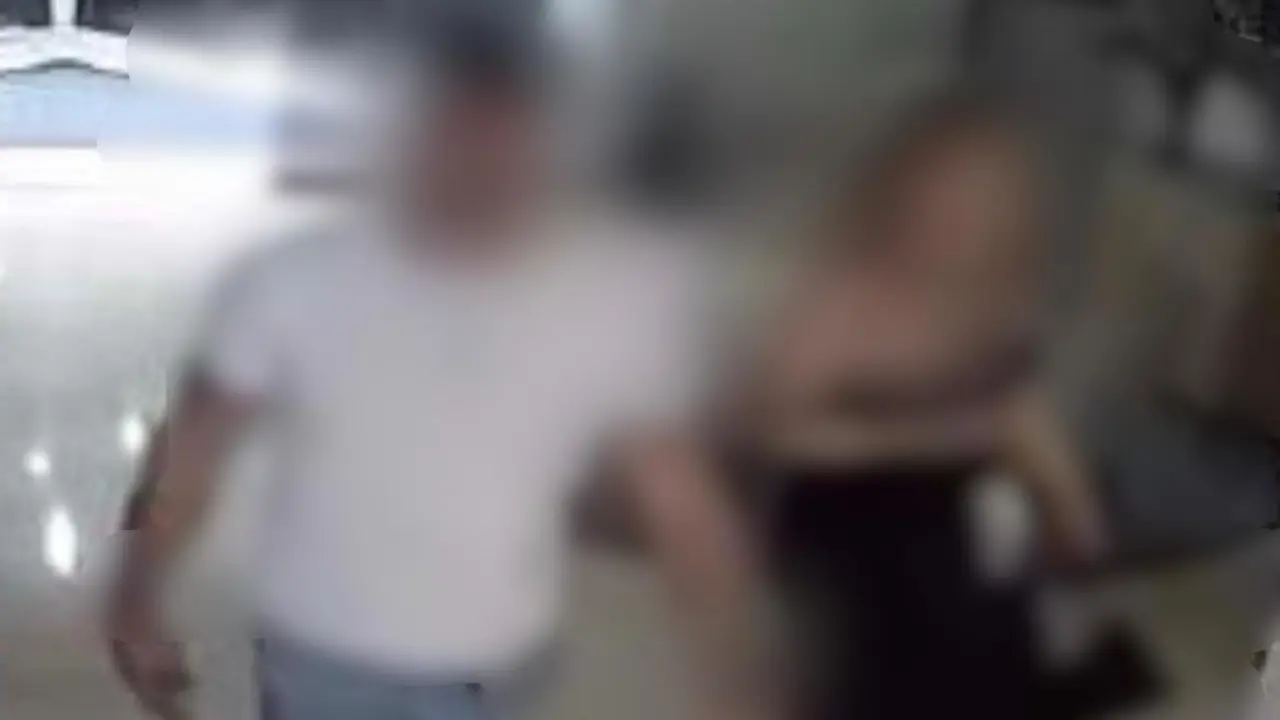 Imagen de los dos implicados accediendo juntos al lugar donde presuntamente tuvieron lugar los hechos/ Cedida a H.A.