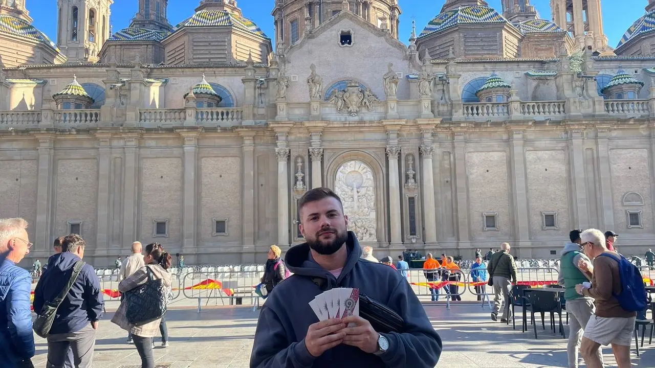 Josep Martinez con la medida de la Virgen. HA