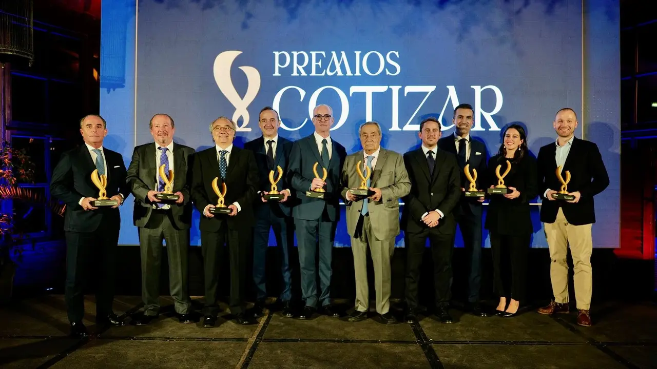 Foto de familia de todos los premiados de la Gala COTIZAR 2024 / FABI&Aacute;N SIM&Oacute;N
