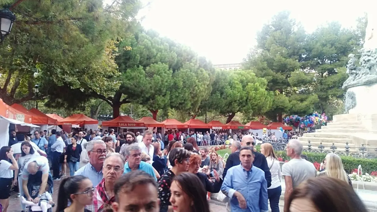 La artesan&iacute;a vuelve a la plaza de los Sitios durante las fiestas del Pilar. EP