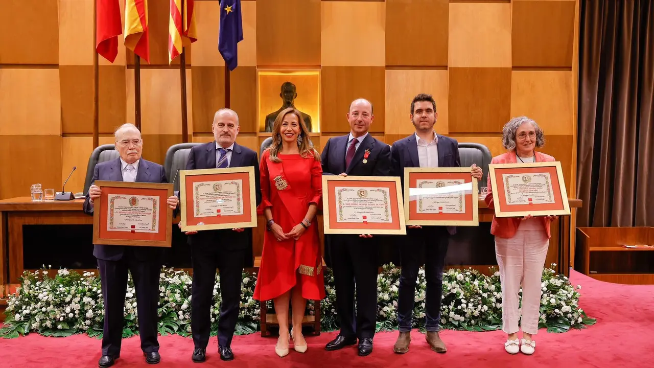 Entrega de medallas y distinciones de la ciudad. HA