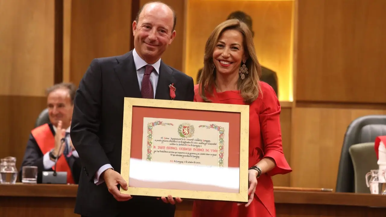 Entrega de medallas y distinciones de la ciudad. HA