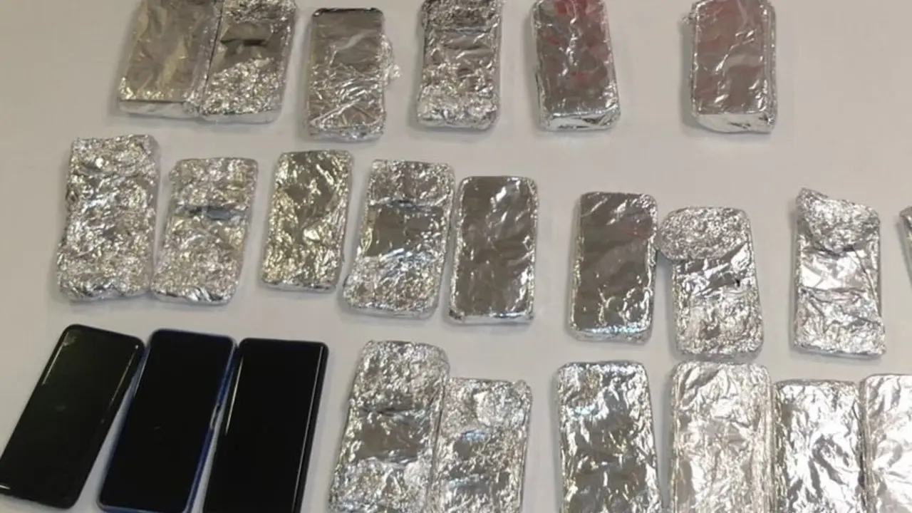 Imagen de tel&eacute;fonos m&oacute;viles recuperados por la polic&iacute;a, algunos de ellos con aluminio para no ser detectados /H.A.