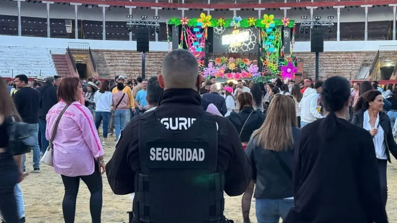 imagen de uno de los vigilantes de seguridad de la empresa 'Gloc' trabajando en un evento/Cedida a H.A.