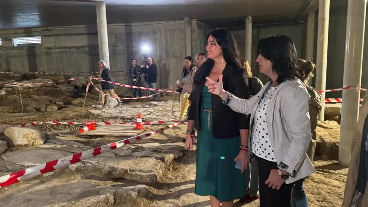 La directora general de Patrimonio, Gloria P&eacute;rez, y la alcaldesa de Huesca, Lorena Orduna, en el C&iacute;rculo Cat&oacute;lico. / E.P.