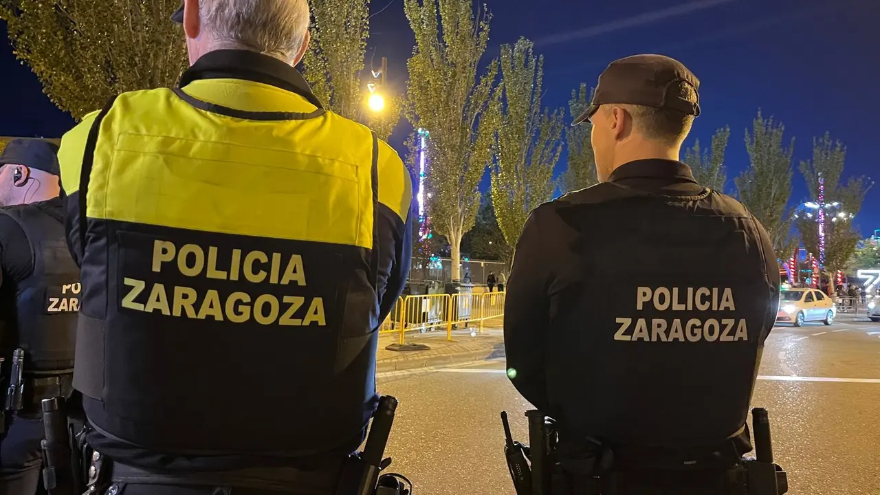 Imagen de agentes de la Polic&iacute;a Local de vigilancia en el Barrio de Valdespartera /H.A.