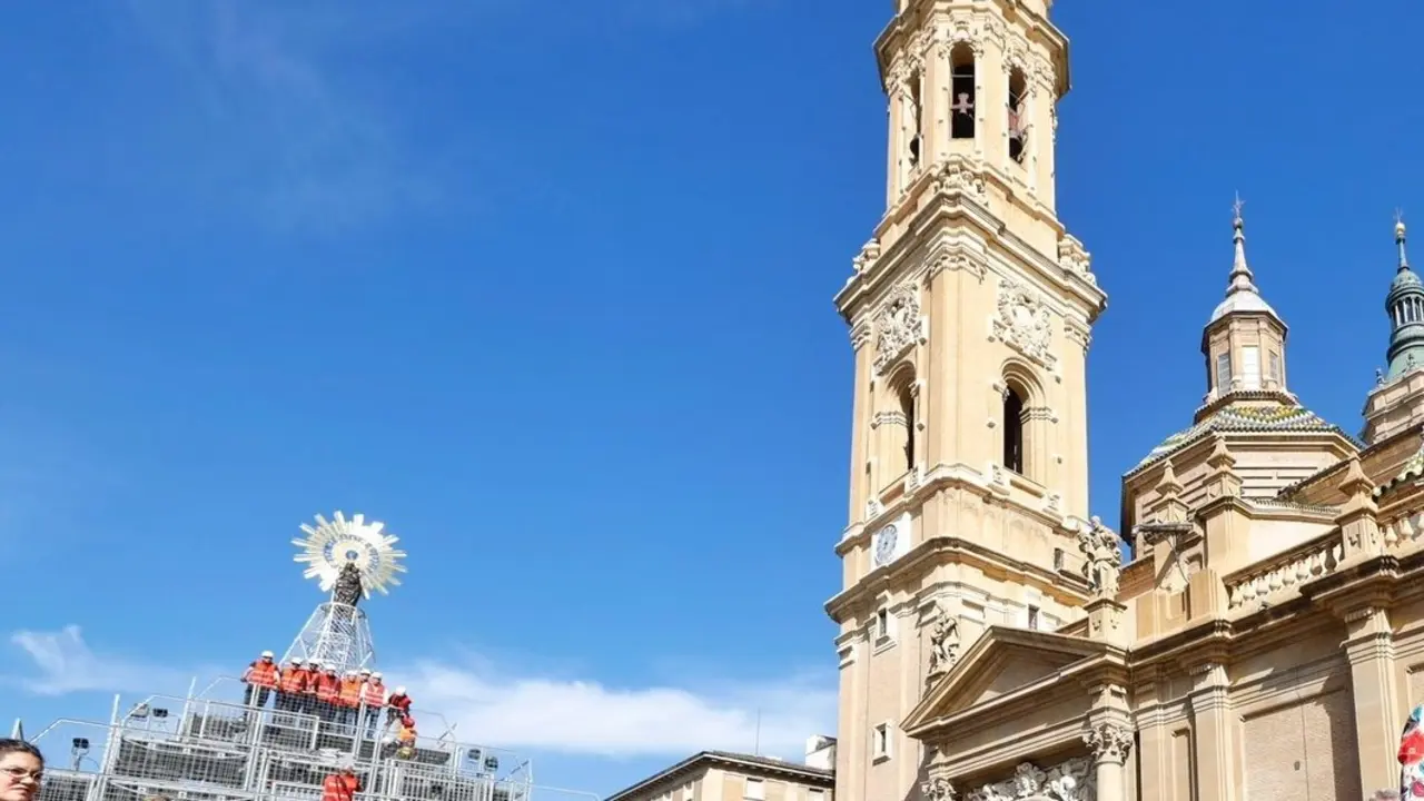 La subida de la Virgen del Pilar.