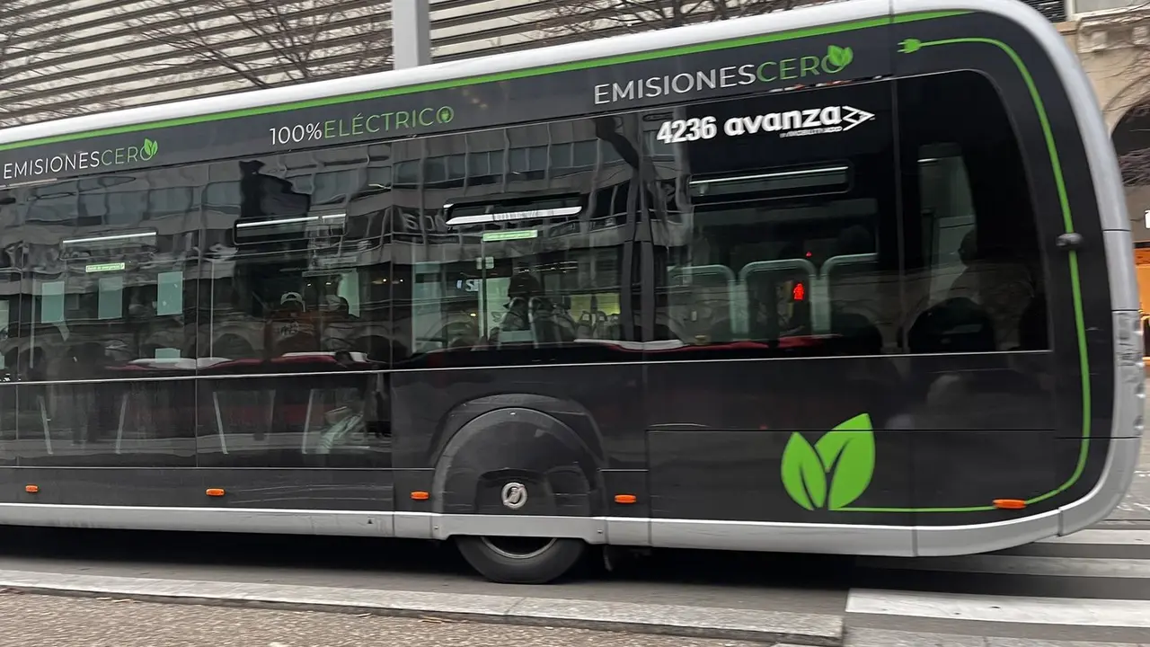 Un bus urbano circula por Zaragoza. / E.P.
