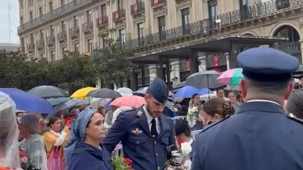 Miles de personas han tenido que sacar el paraguas en la Plaza del Pilar.