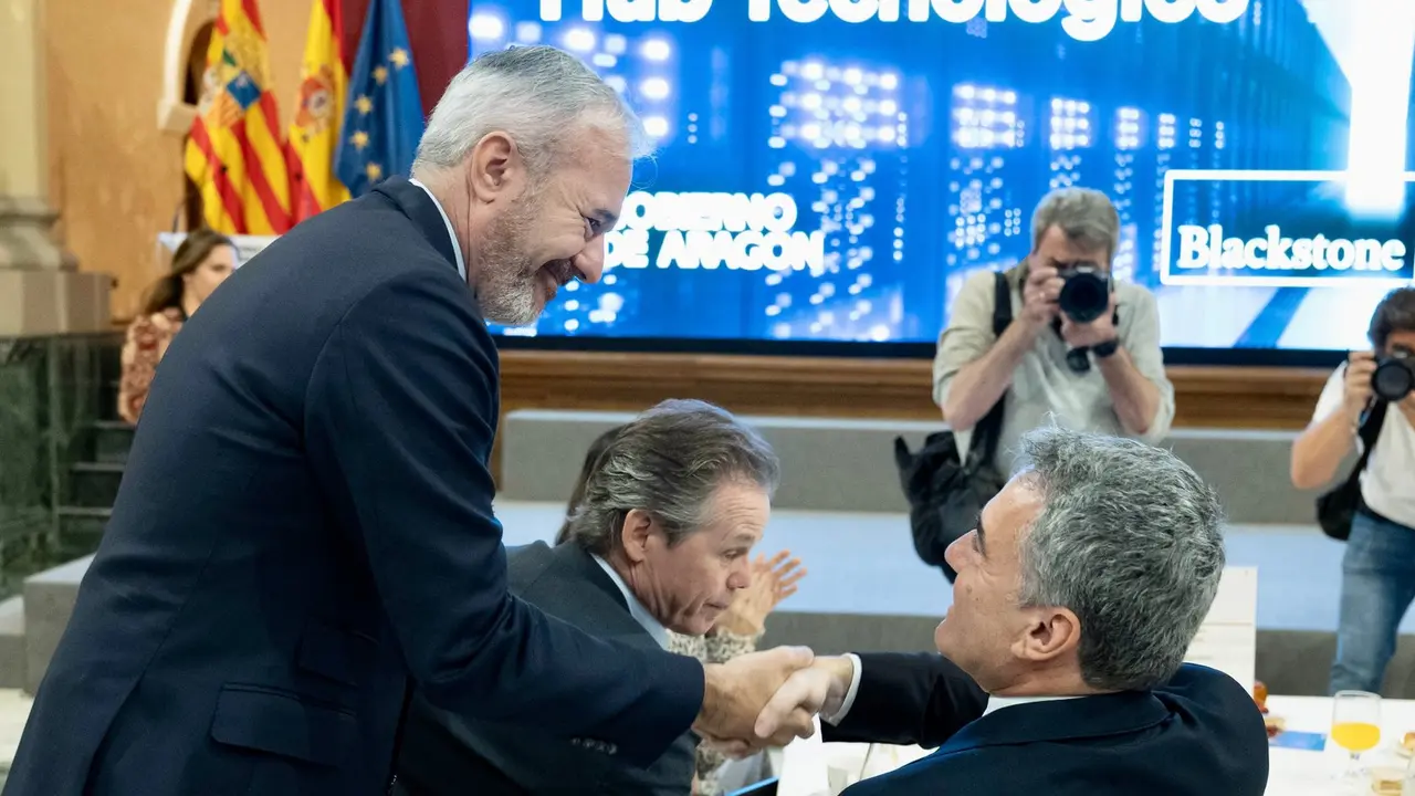 El presidente de Arag&oacute;n, Jorge Azc&oacute;n, con el representante de Blackstone durante el anuncio de la inversi&oacute;n