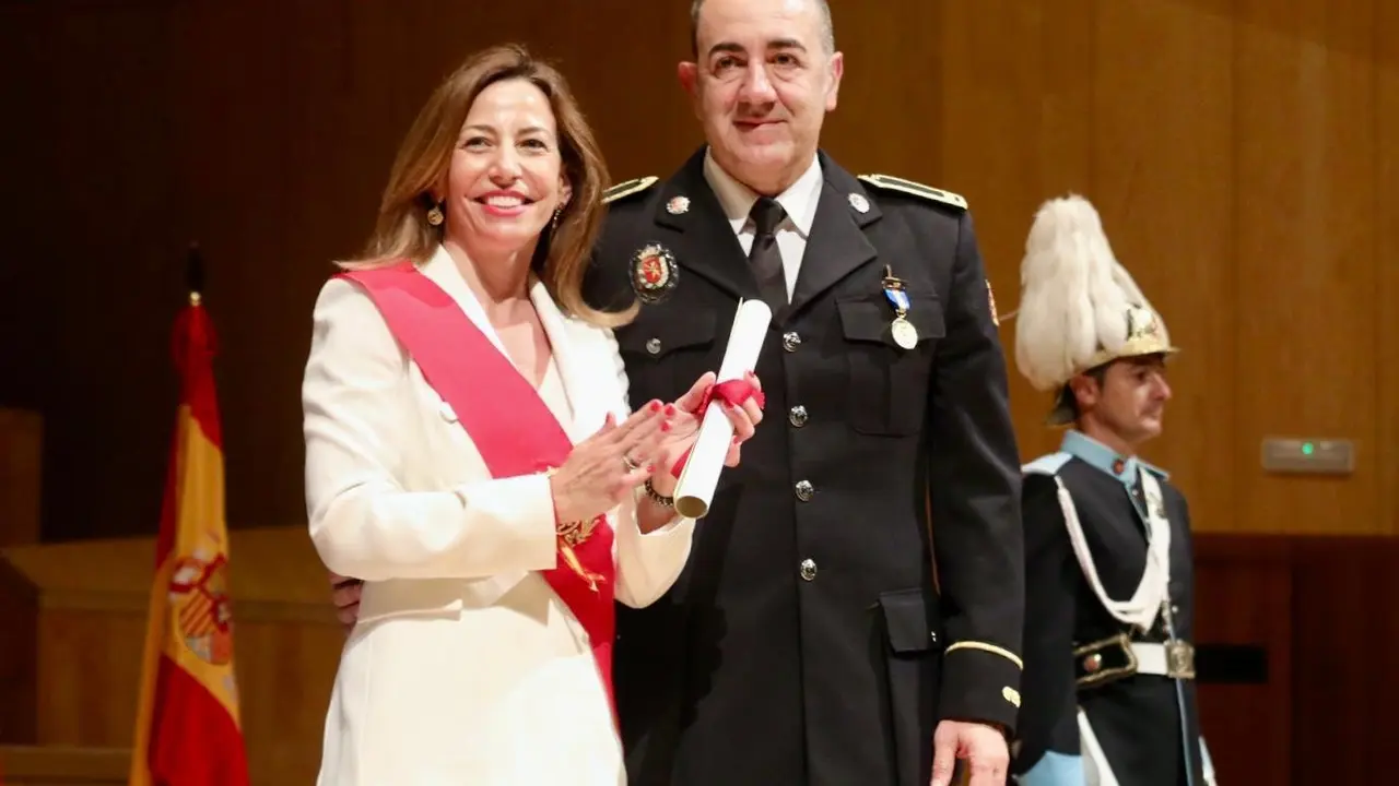 Natalia Chueca junto a Manuel Herrera en la entrega de la Medalla de Oro al M&eacute;rito Profesional.