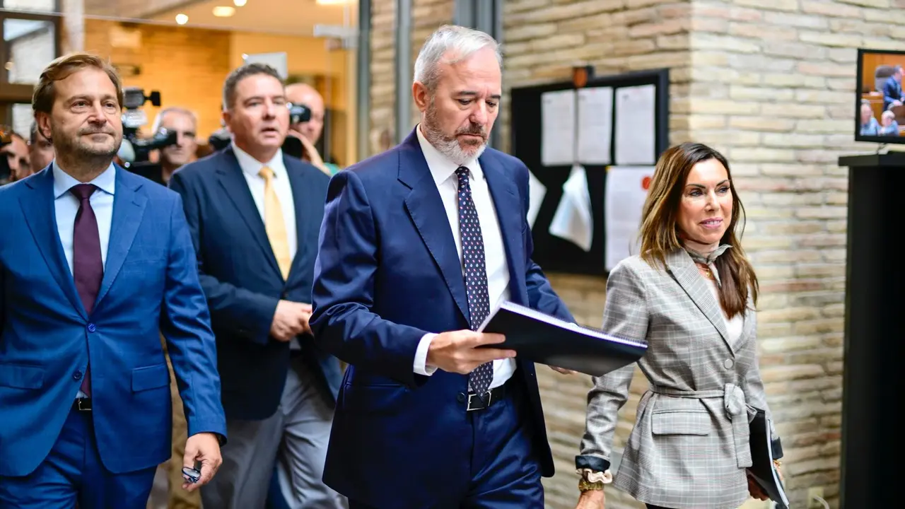 El presidente de Arag&oacute;n, Jorge Azc&oacute;n, a su llegada al hemiciclo