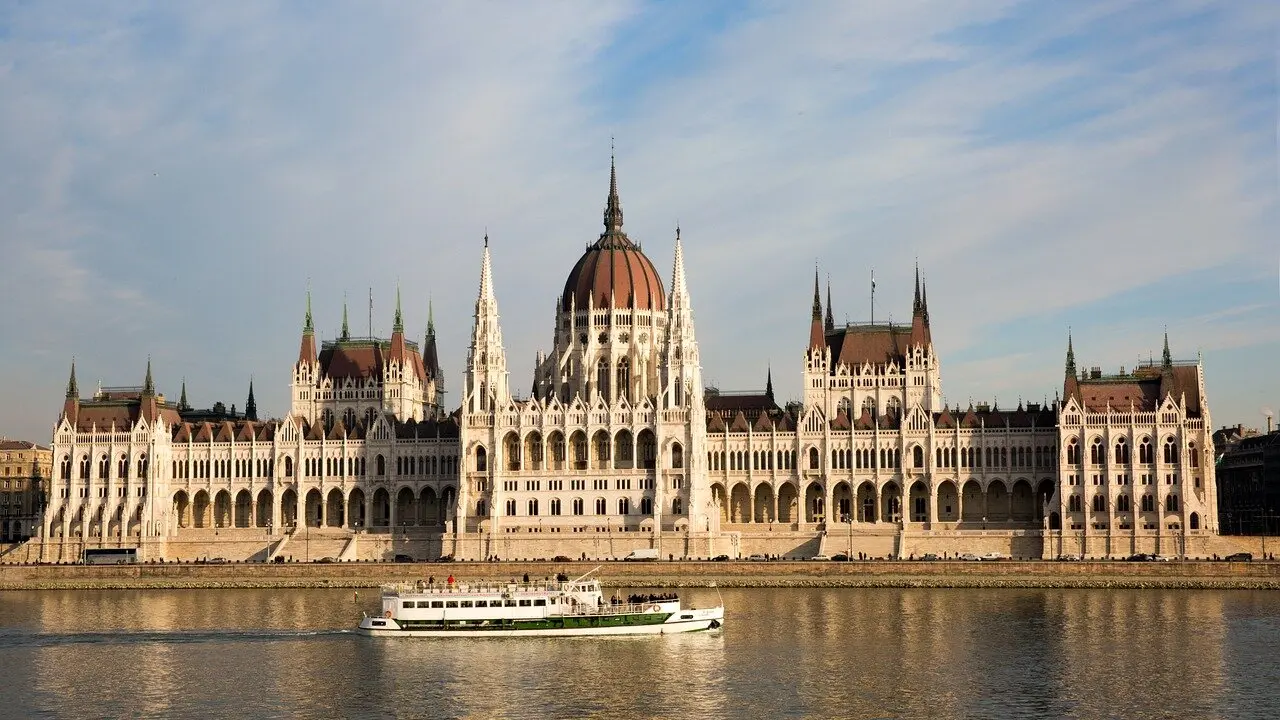 El parlamento de Hungr&iacute;a, a orillas del Danubio