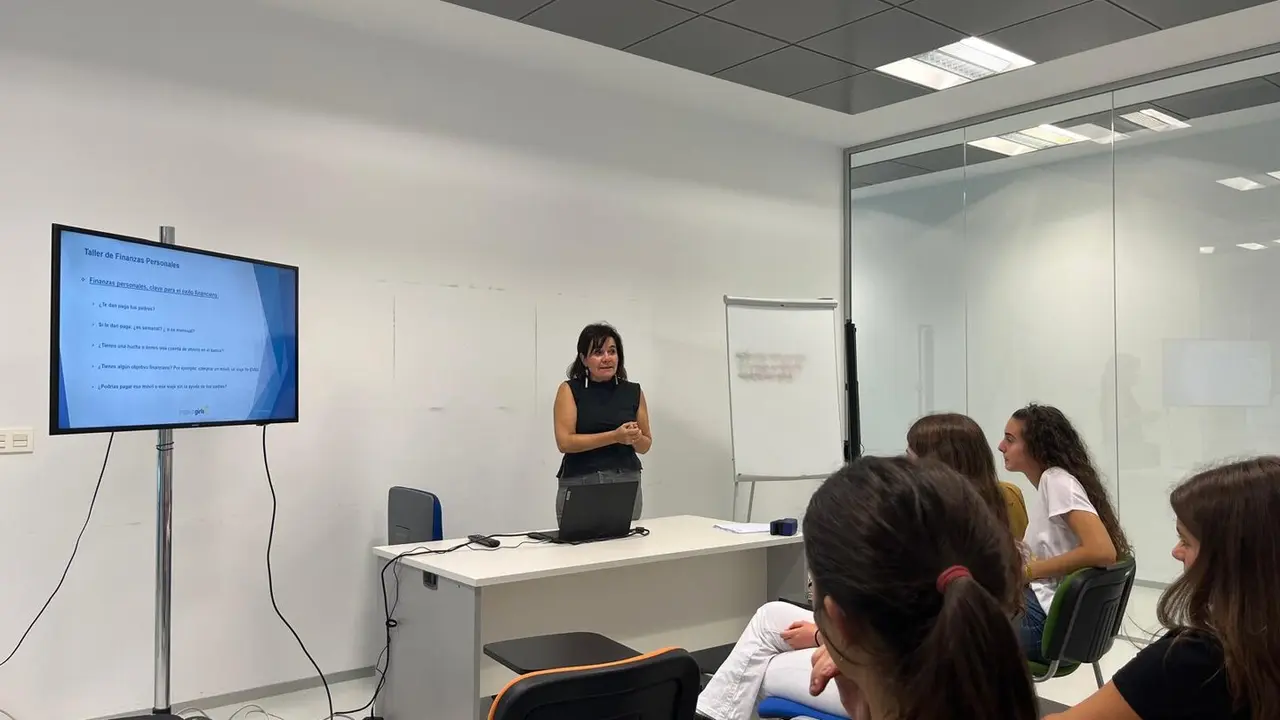 Eva Ram&iacute;rez (BBVA) durante el primer taller sobre finanzas personales / Inspiring Girls