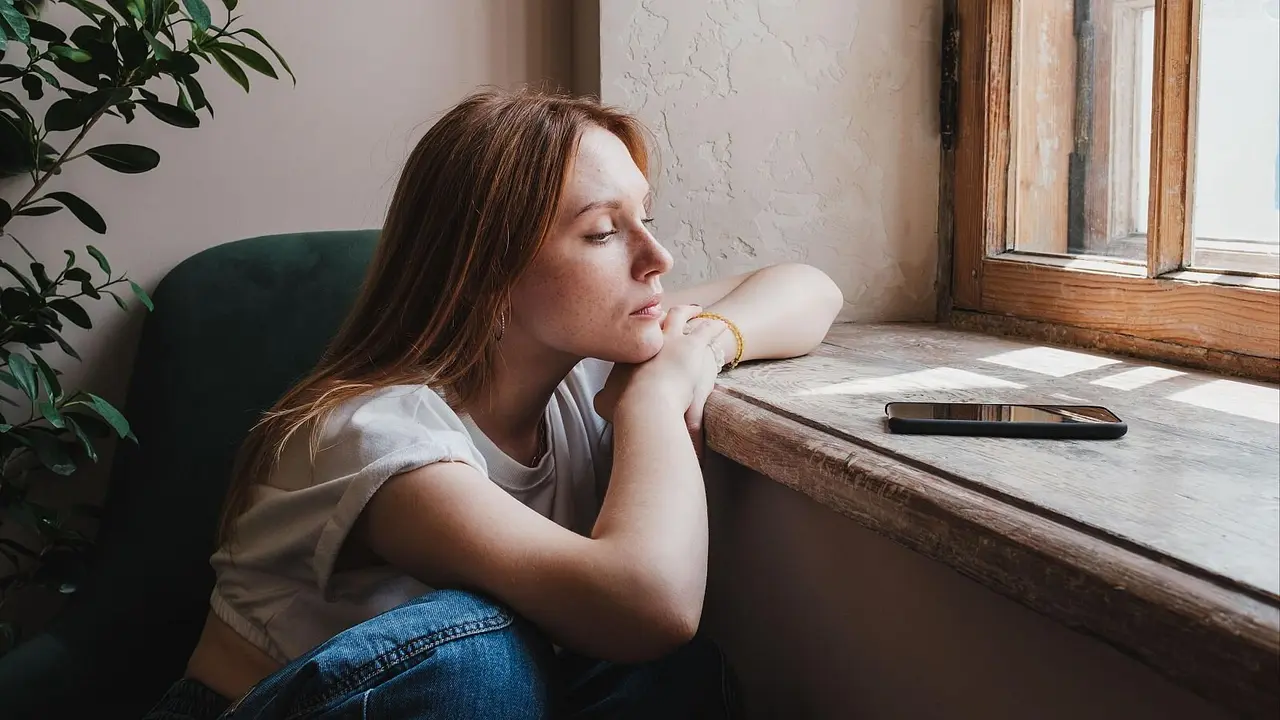 Una chica mirando el m&oacute;vil / Getty Images