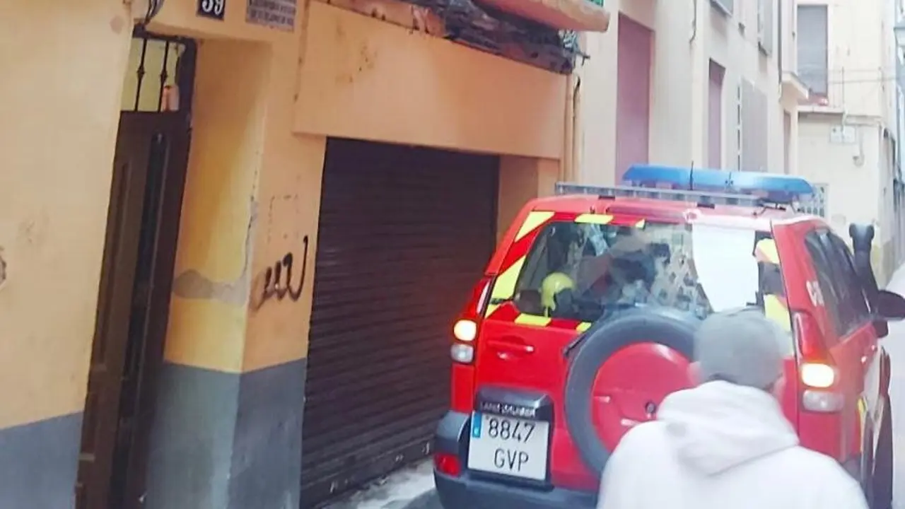 Imagen de los bomberos tras la inspecci&oacute;n del edificio en Cerezo n&uacute;mero 39 /H.A.