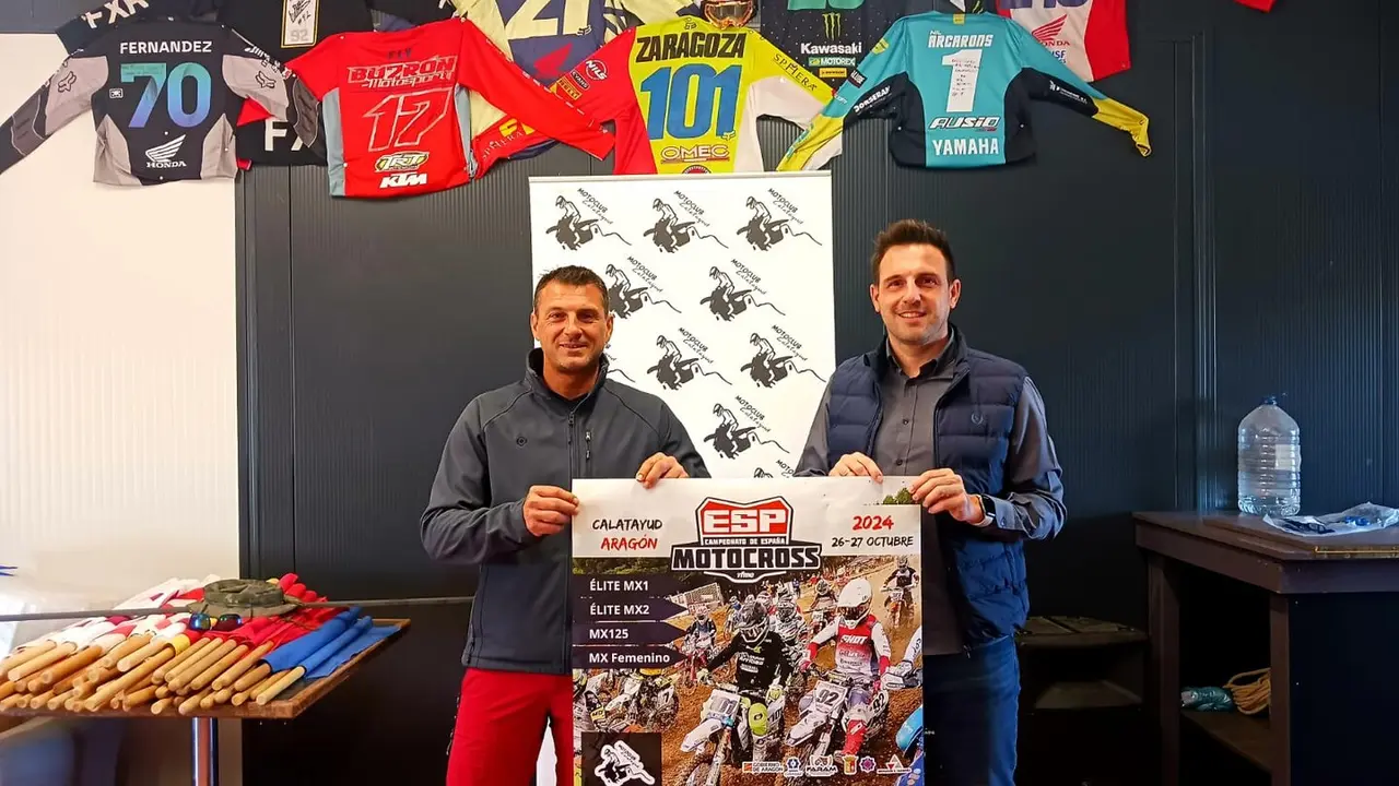 David Garc&iacute;a (izquierda), presidente de Moto Club Calatayud; y H&eacute;ctor Sarri&aacute;, concejal de Deportes. / AYTO. CALATAYUD