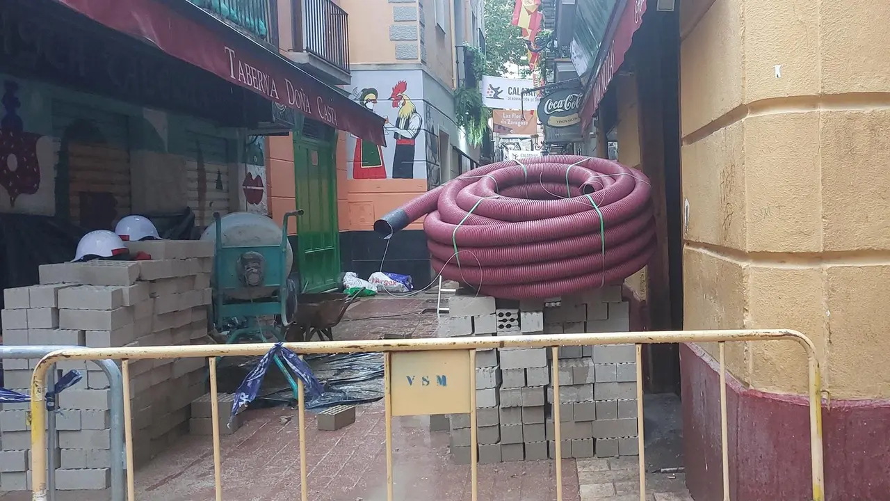 Trabajos para reforzar el muro de carga tras la sima. EP