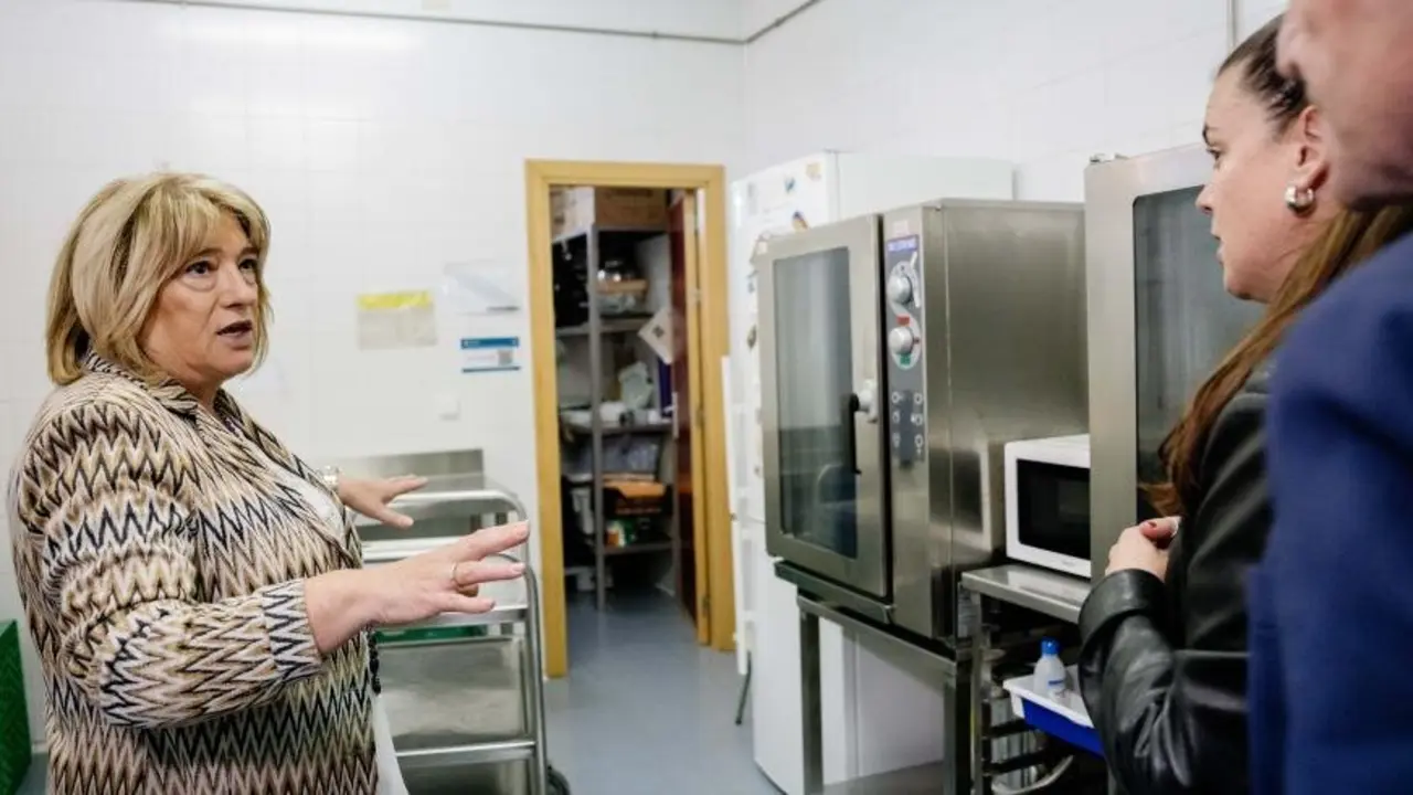 La consejera ha anunciado el plan de transformaci&oacute;n de cocinas en el CPI Parque Goya / DGA