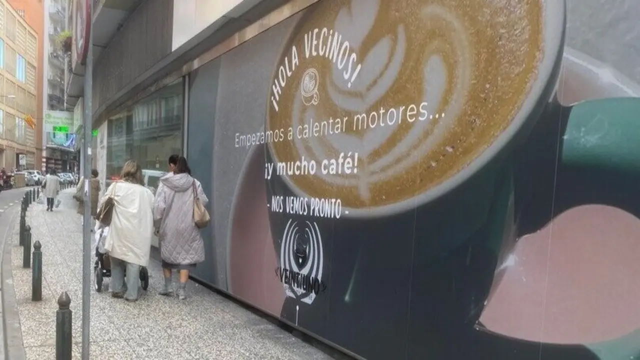 Veintiuno Caf&eacute; anuncia su nueva apertura con este cartel. / M. S.