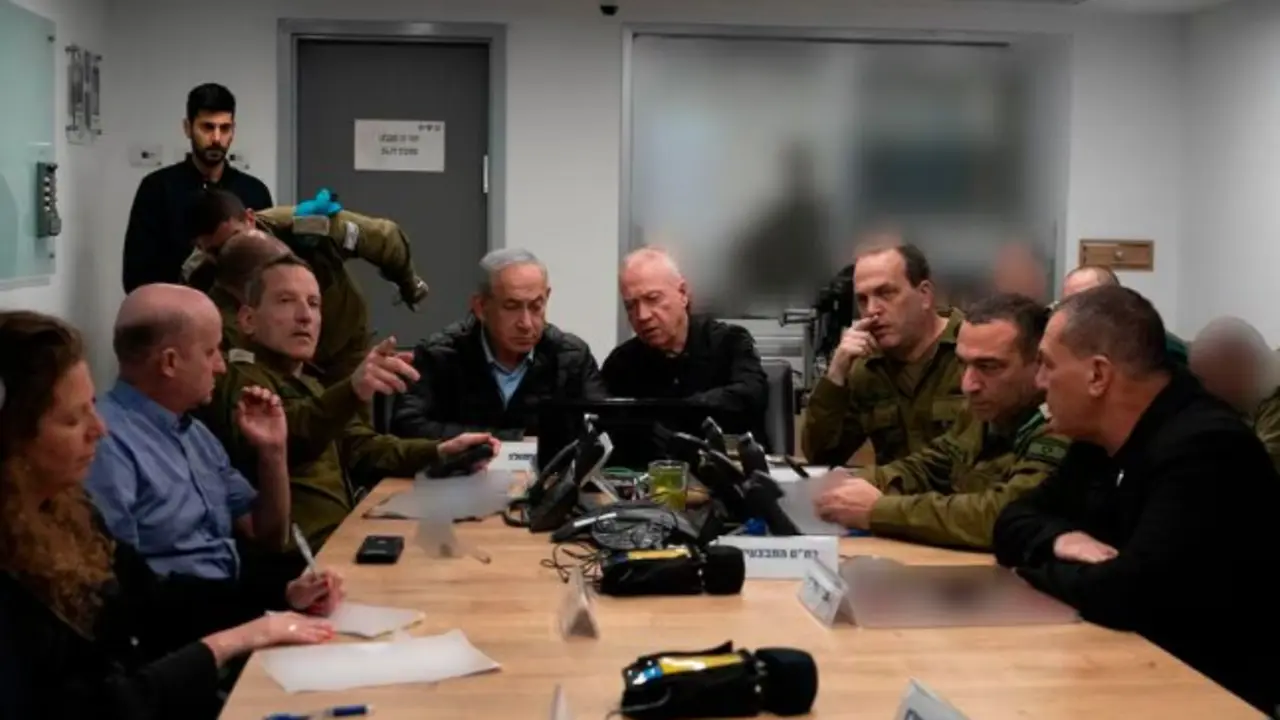 Benjam&iacute;n Netanyahu, en el centro, sigue desde un refugio militar subterr&aacute;neo los bombardeos