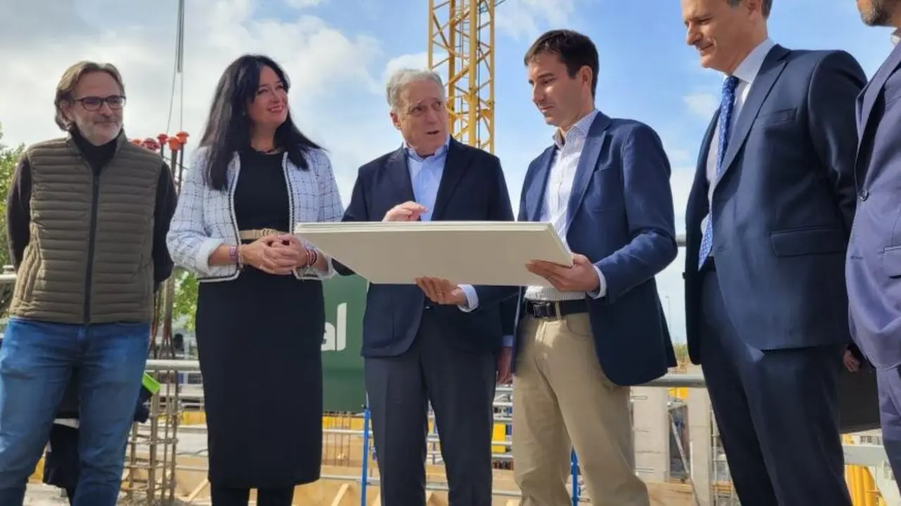 Visita al inicio de las obras de una promoci&oacute;n de 90 VPA en Huesca.