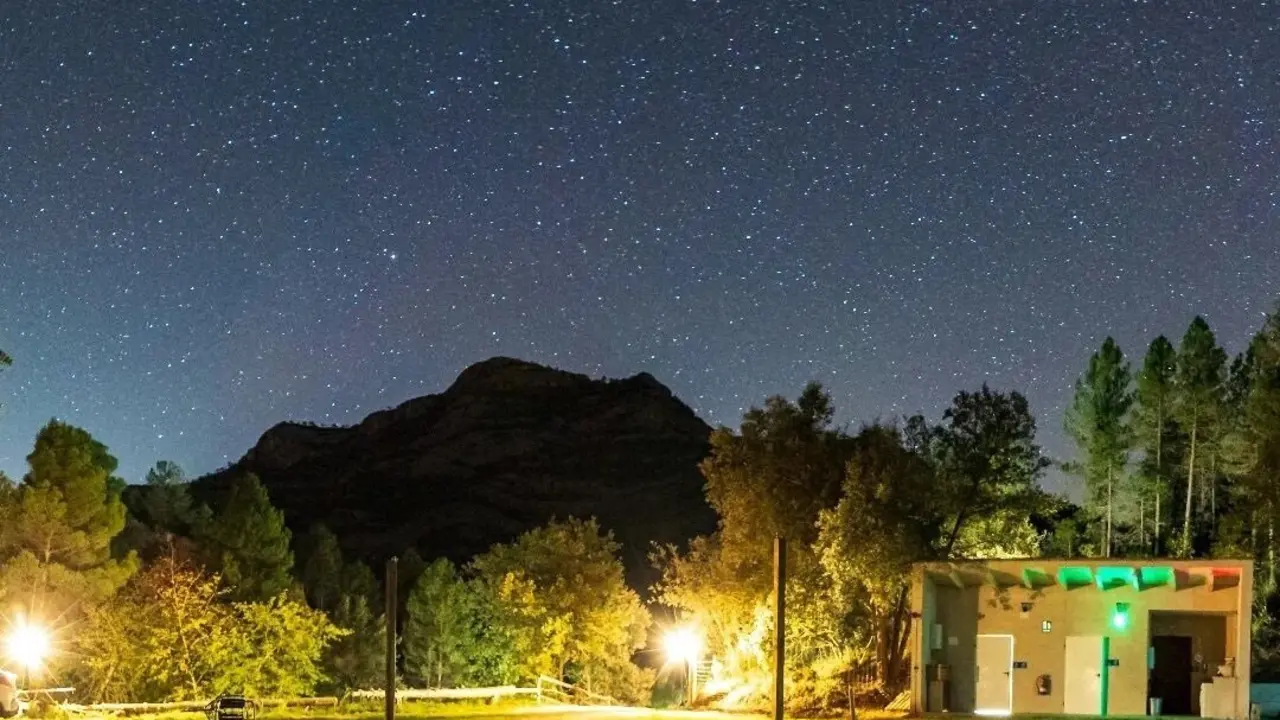 Este camping ecol&oacute;gico est&aacute; situado en el Matarra&ntilde;a / El Rebost de Penyagalera