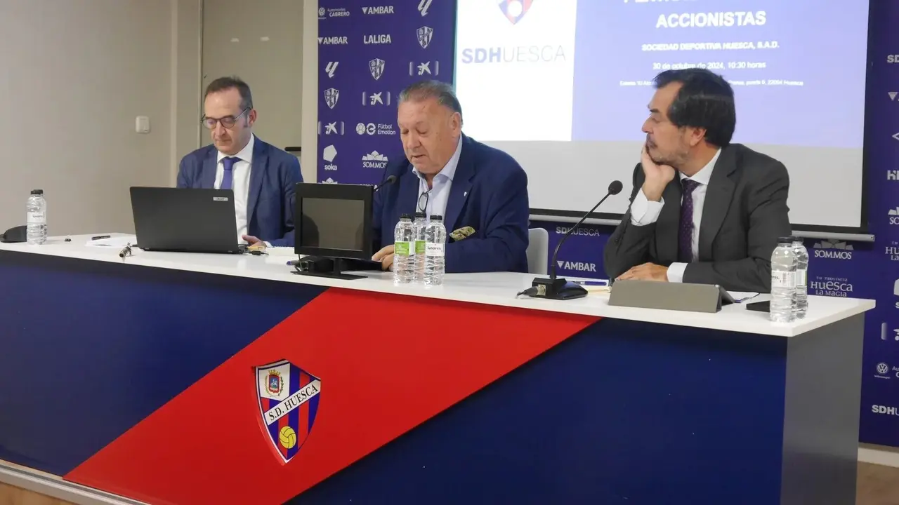 De izquierda a derecha: Antonio Garc&iacute;a Lapuente (secretario del Consejo), Agust&iacute;n Lasaosa (presidente del Consejo) y Ricardo Mur (Consejero Delegado) / SD Huesca