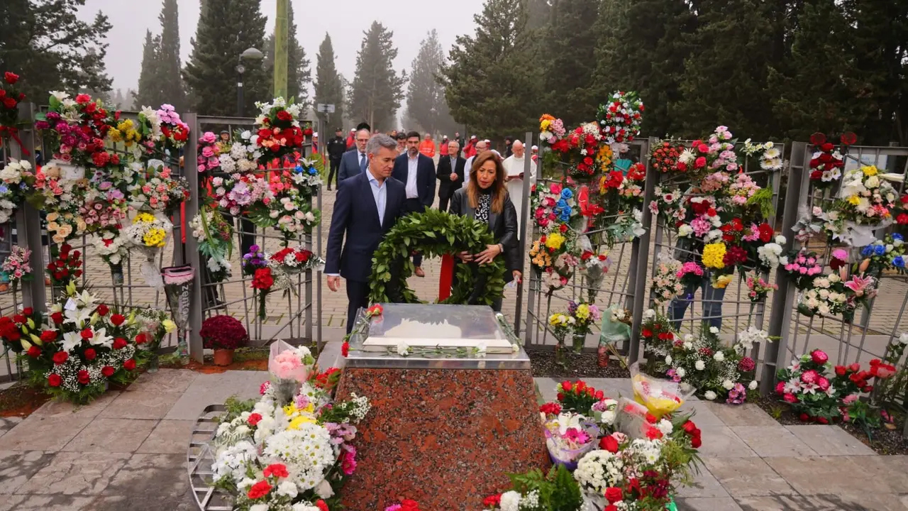 La alcaldesa, Natalia Chueca, en el cementerio de Torrero