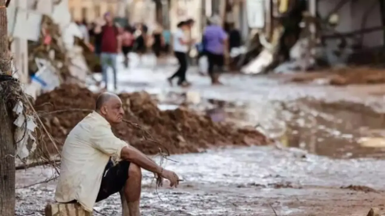 Un hombre observa los da&ntilde;os causados por las inundaciones en la localidad de Paiporta, Valencia. Biel Ali&ntilde;o. EFE