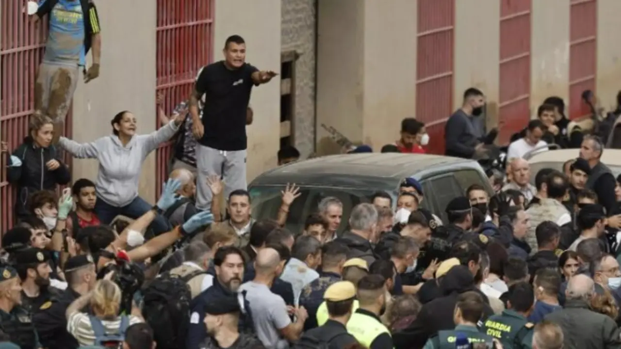 El rey Felipe VI es recibido con gritos y lanzamiento de barro por parte de vecinos indignados durante su visita a Paiporta. BIEL ALI&Ntilde;O. EFE