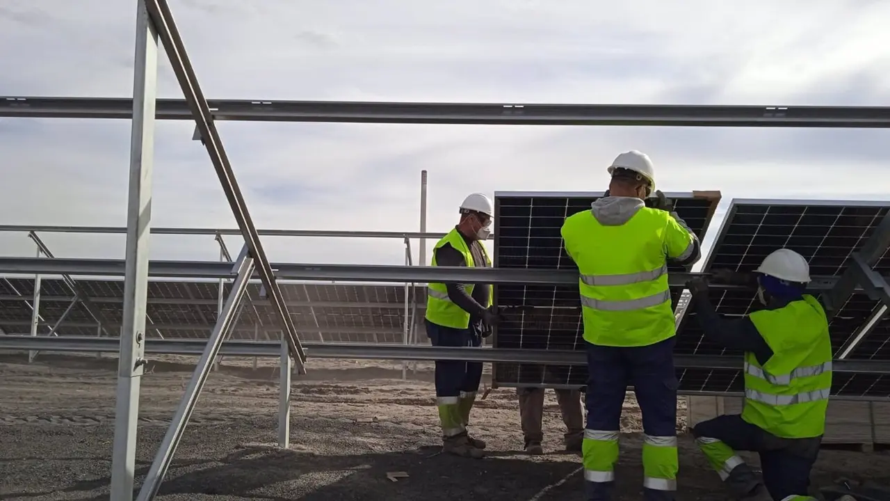Montaje de placas solares. / Endesa