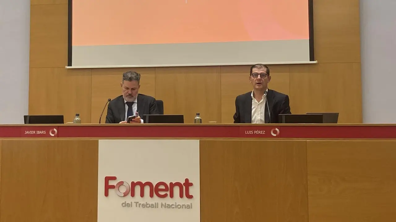 El director del departamento de Relaciones Laborales de Foment del Treball, Javier Ibars, y el presidente de la comisi&oacute;n de Relaciones Laborales de la patronal, Luis P&eacute;rez. / E.P.