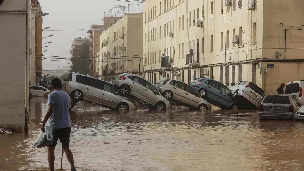 Veh&iacute;culos destrozados tras el paso de la DANA por el barrio de La Torre de Valencia / Rober Solsona